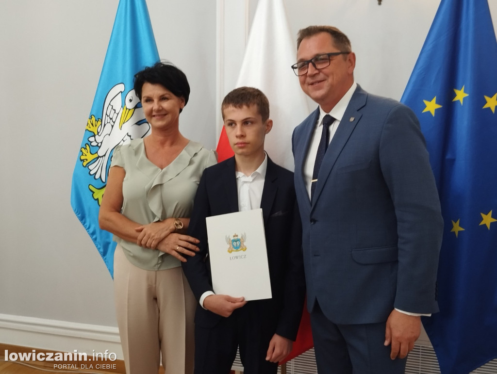 Wręczanie stypendiów naukowych w ratuszu
