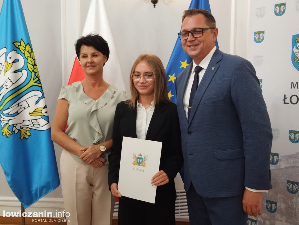 Wręczanie stypendiów naukowych w ratuszu