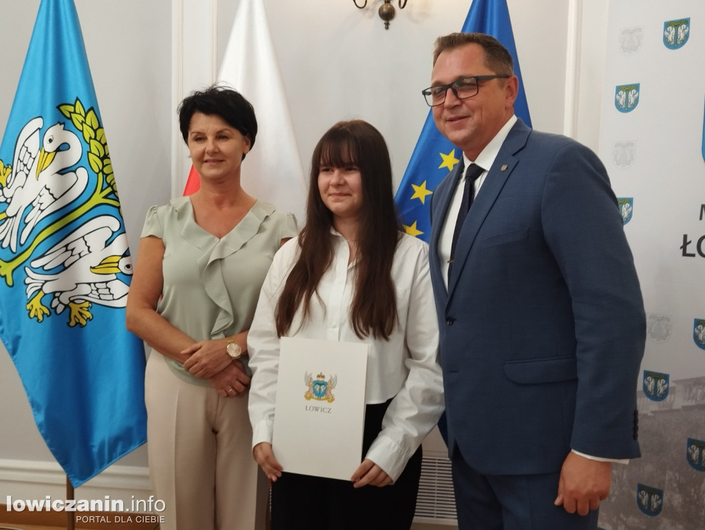 Wręczanie stypendiów naukowych w ratuszu