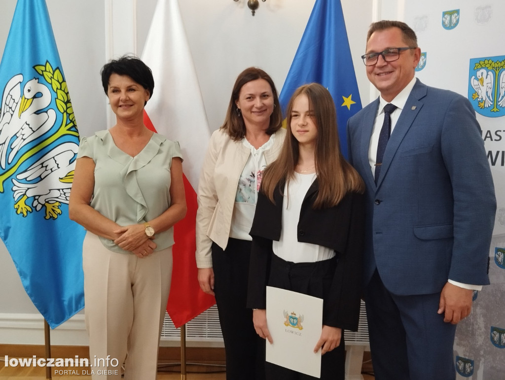 Wręczanie stypendiów naukowych w ratuszu