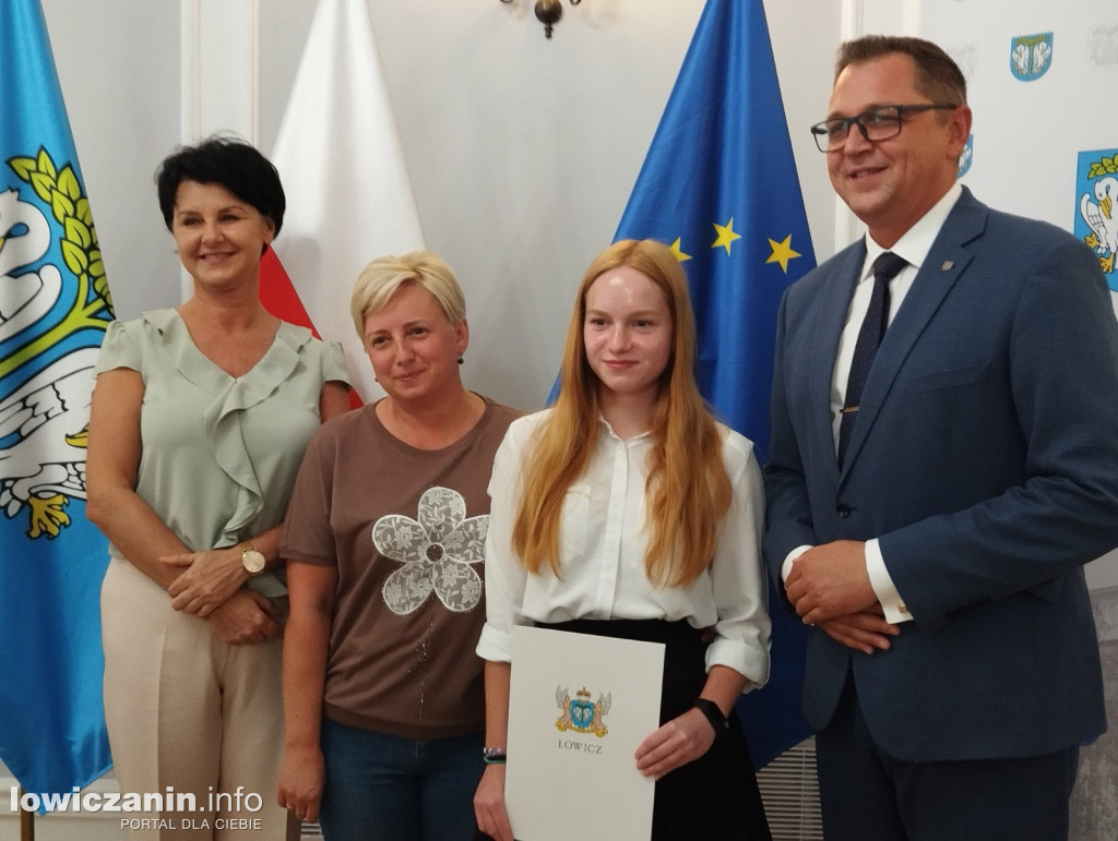 Wręczanie stypendiów naukowych w ratuszu