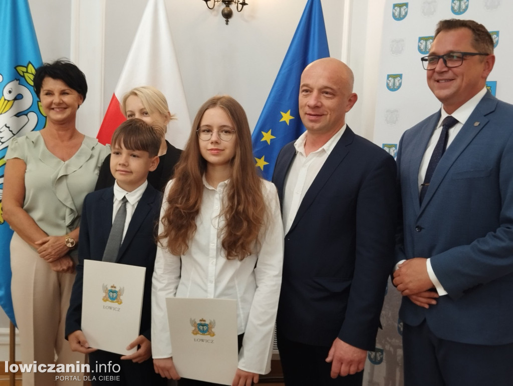 Wręczanie stypendiów naukowych w ratuszu