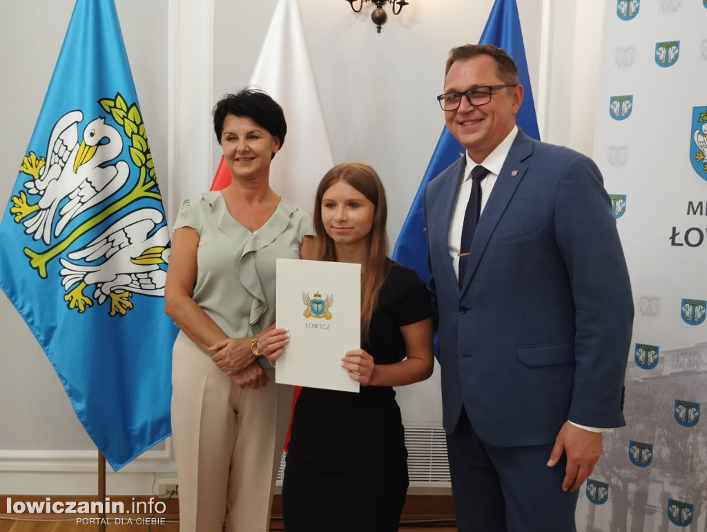 Wręczanie stypendiów naukowych w ratuszu