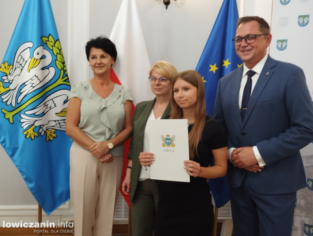 Wręczanie stypendiów naukowych w ratuszu