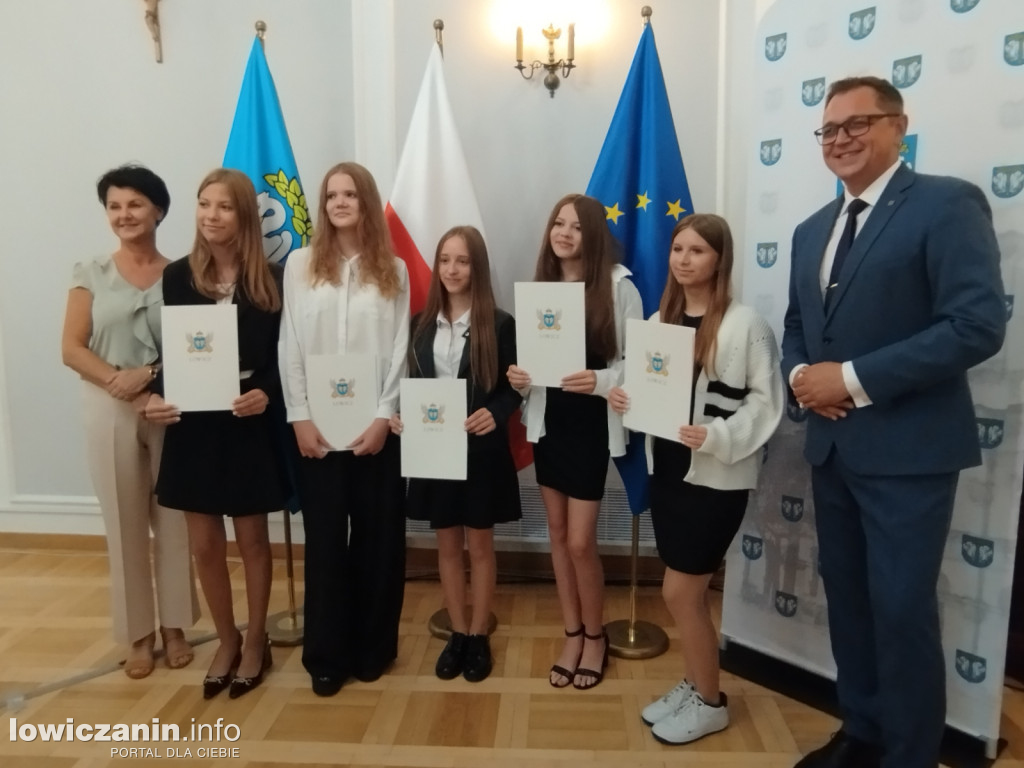 Wręczanie stypendiów naukowych w ratuszu