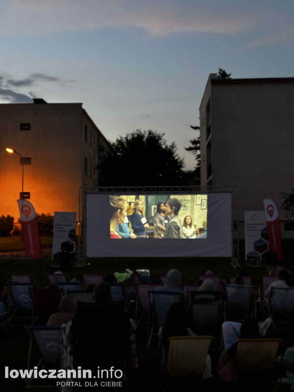 Kino plenerowe na Zatorzu z 100 widzów