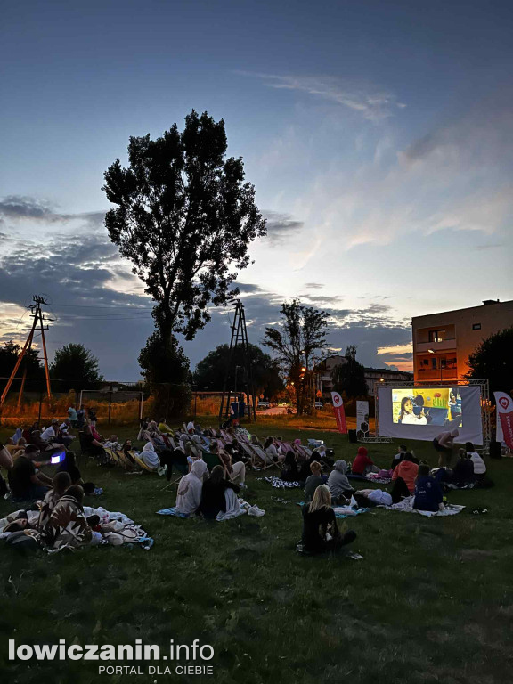 Kino plenerowe na Zatorzu z 100 widzów