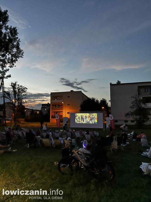 Kino plenerowe na Zatorzu z 100 widzów