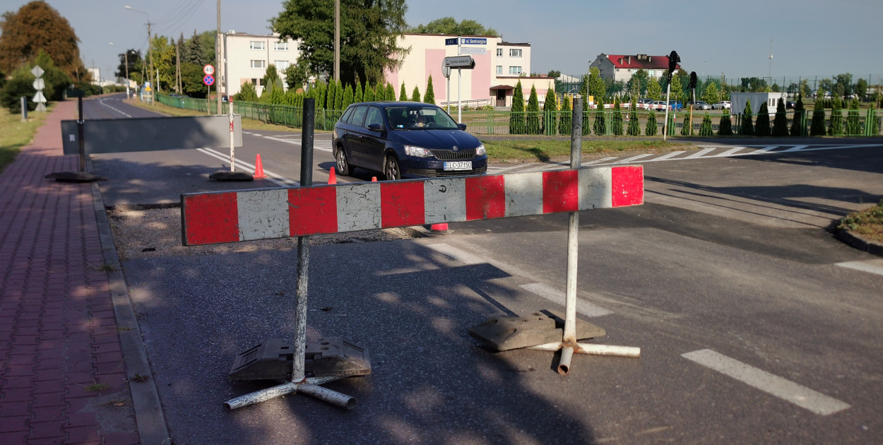 Drogowy tor przeszkód na łowickim Blichu