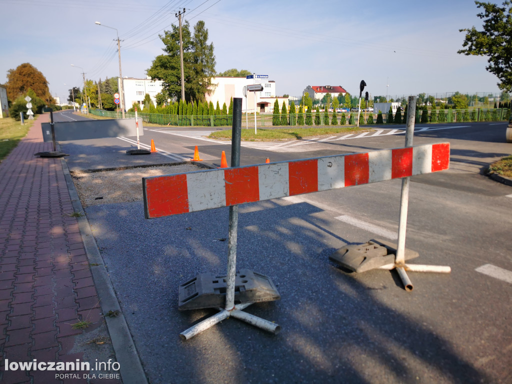Drogowy tor przeszkód na łowickim Blichu
