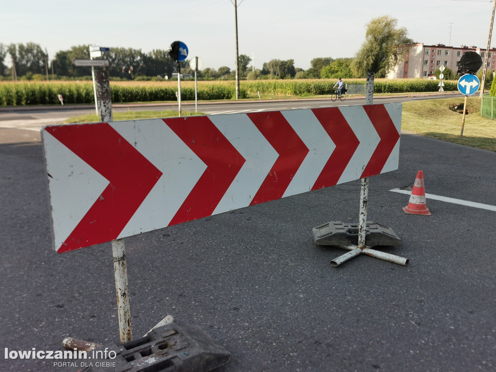 Drogowy tor przeszkód na łowickim Blichu