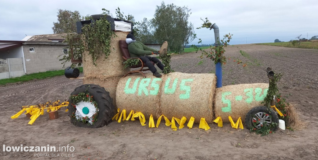 Mieszkańcy Łowickiego mistrzami słomianych witaczy