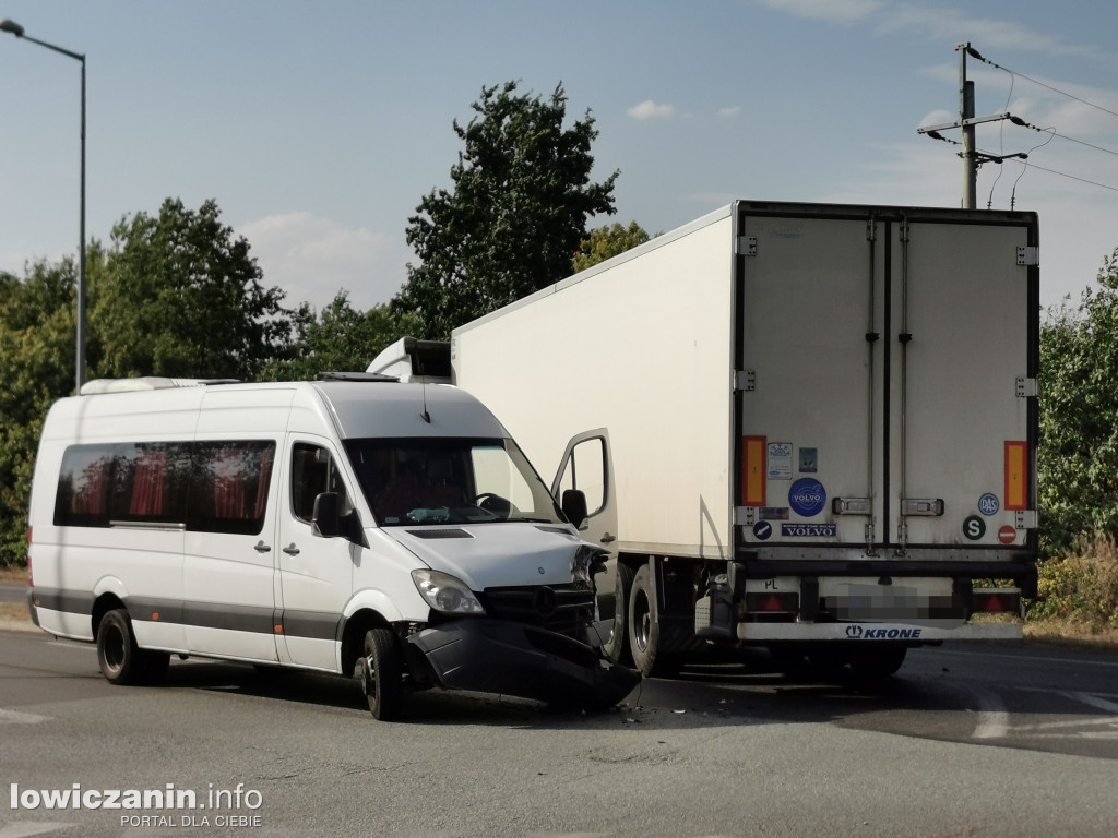 Wypadek na skrzyżowaniu ul. Warszawskiej i DK 92 w Łowiczu