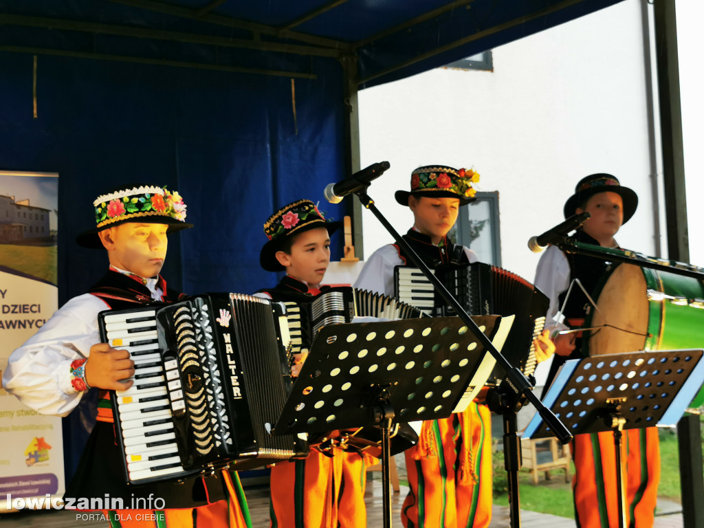 Piknik integracyjny przy Domu na 105