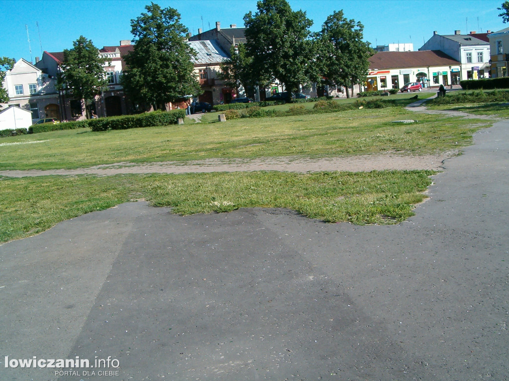 Tak wyglądał Nowy Rynek w Łowiczu 20 lat temu