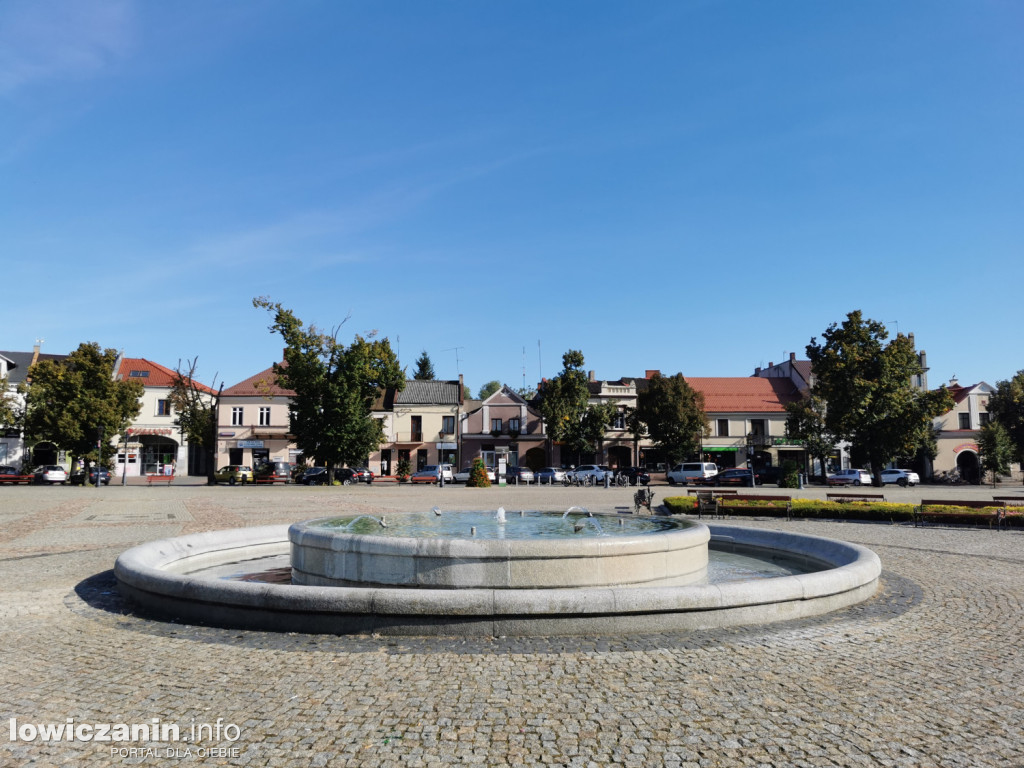 Tak wyglądał Nowy Rynek w Łowiczu 20 lat temu