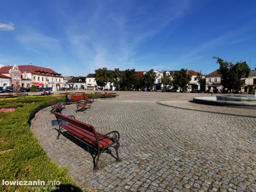 Tak wyglądał Nowy Rynek w Łowiczu 20 lat temu