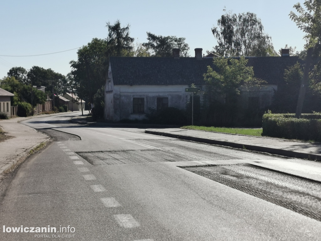 Droga w Osmolinie pełna ubytków w asfalcie