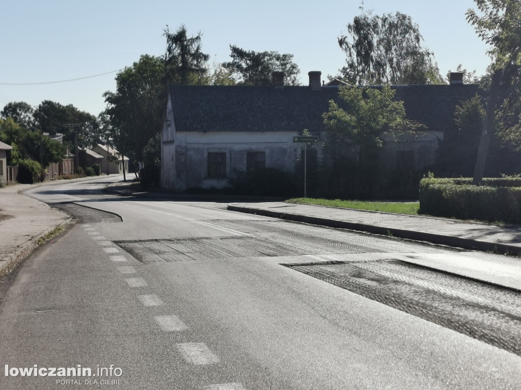 Droga w Osmolinie pełna ubytków w asfalcie