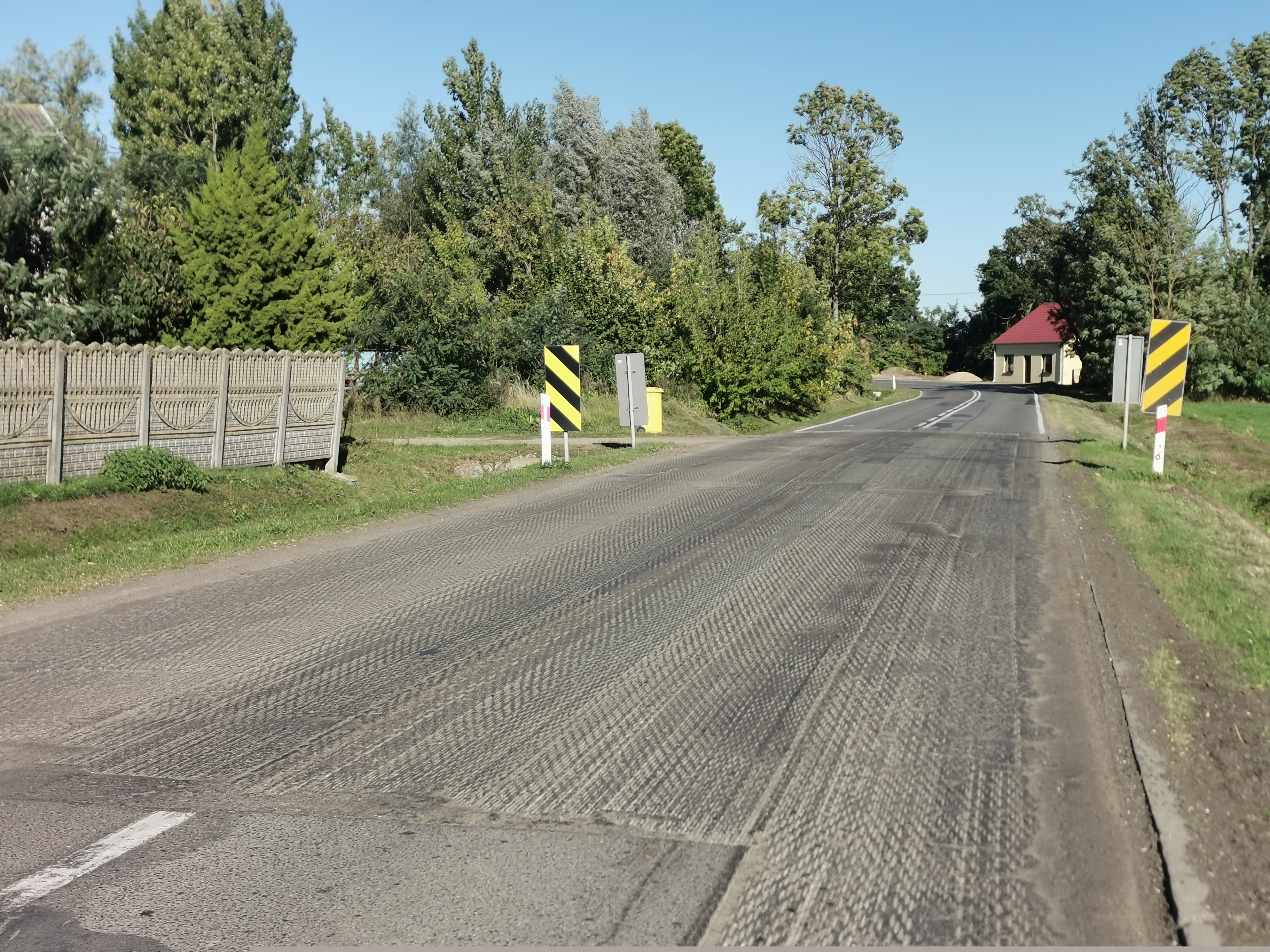 Droga w Osmolinie pełna ubytków w asfalcie