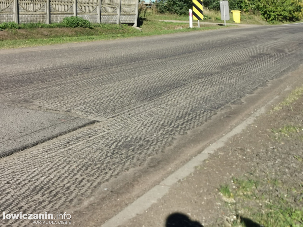 Droga w Osmolinie pełna ubytków w asfalcie