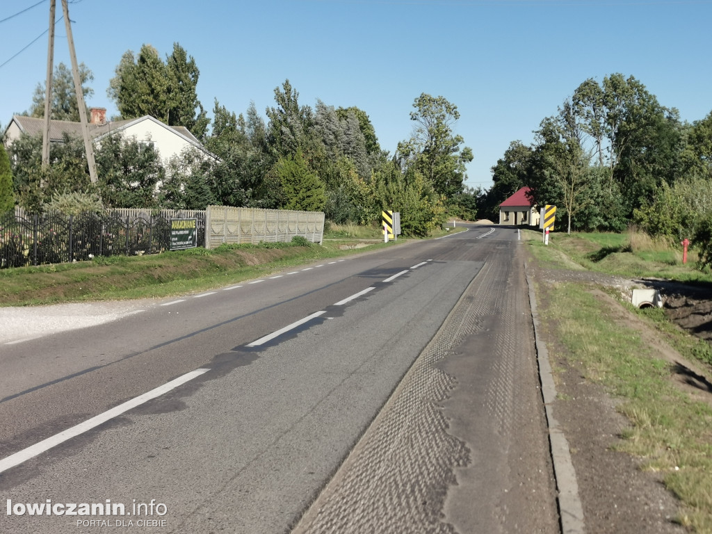 Droga w Osmolinie pełna ubytków w asfalcie