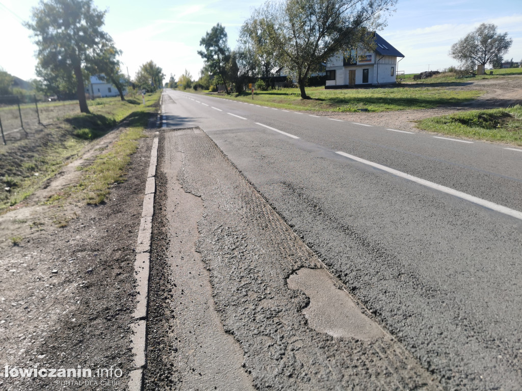Droga w Osmolinie pełna ubytków w asfalcie
