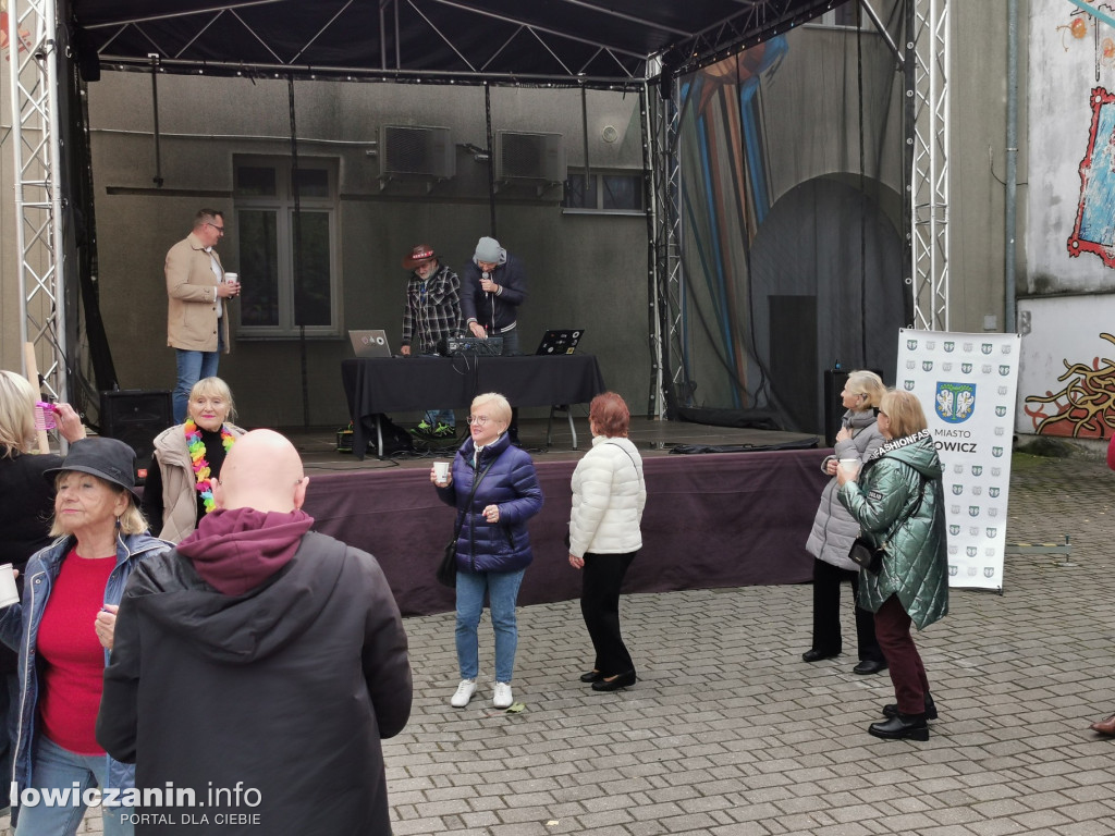 Potańcówka dla seniorów na dziedzińcu ŁOK