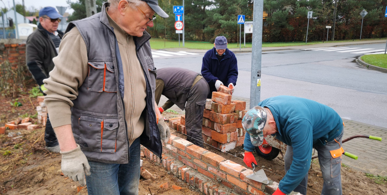 Strykowscy parafianie odbudowują mur cmentarny