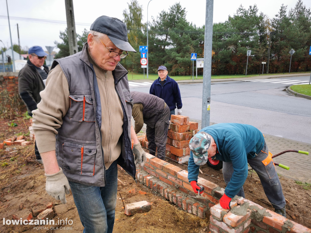 Strykowscy parafianie odbudowują mur cmentarny