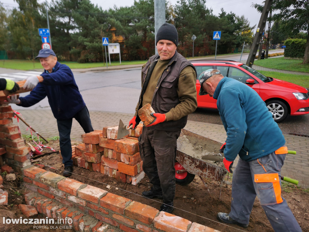 Strykowscy parafianie odbudowują mur cmentarny