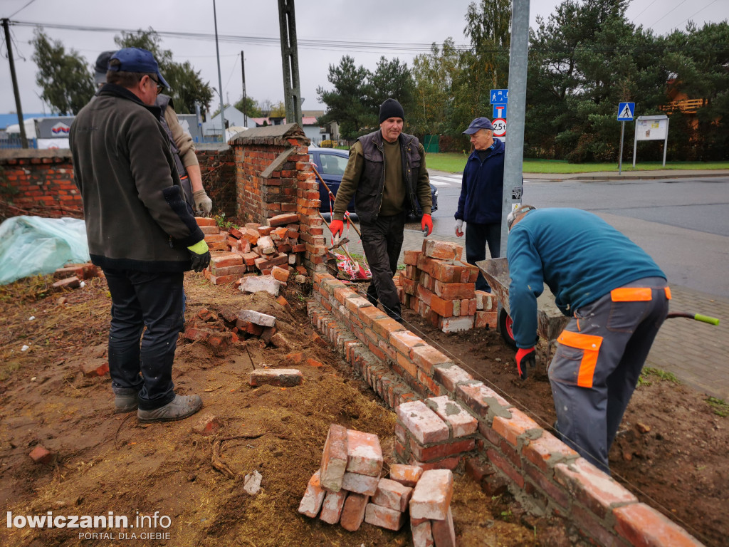 Strykowscy parafianie odbudowują mur cmentarny