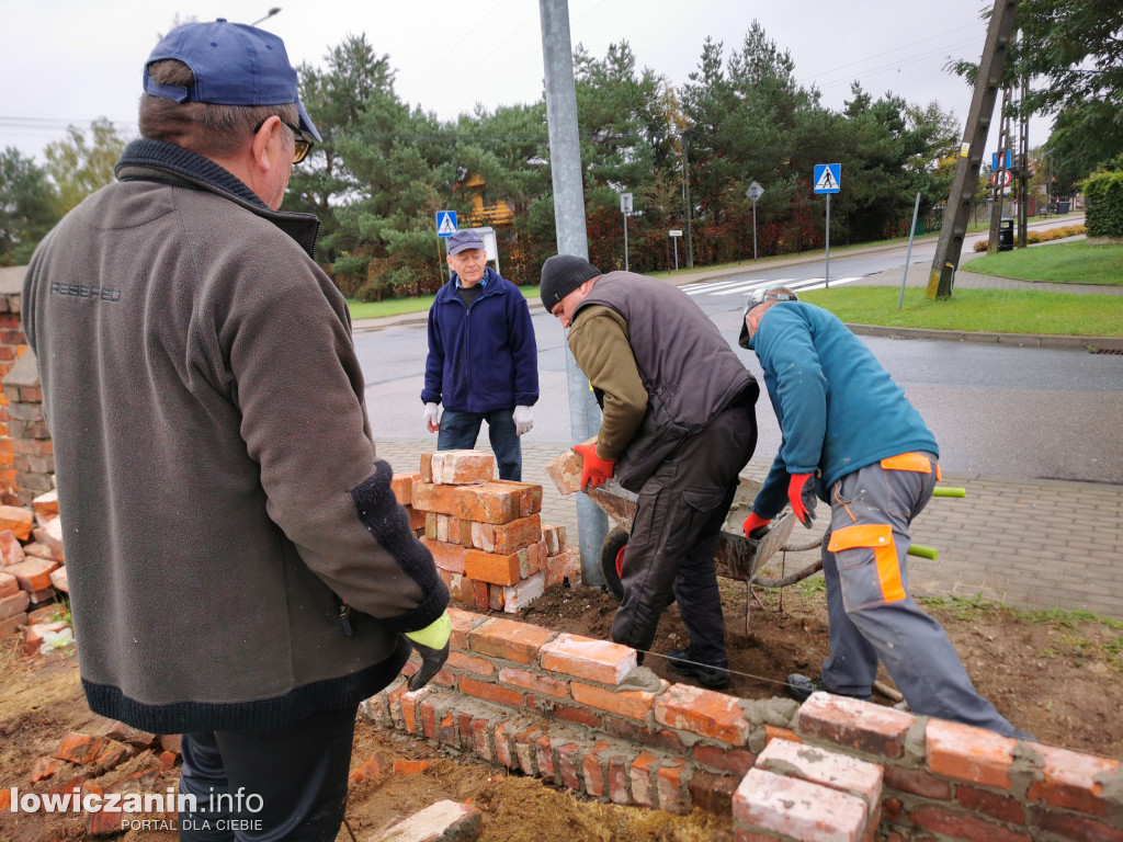 Strykowscy parafianie odbudowują mur cmentarny