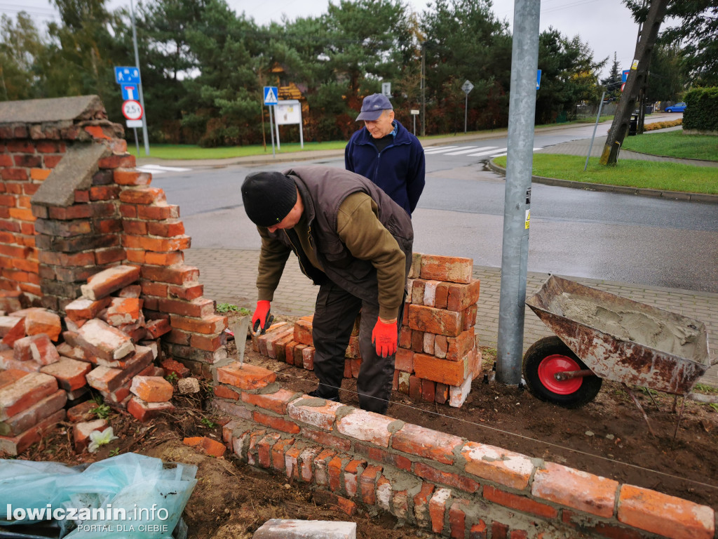 Strykowscy parafianie odbudowują mur cmentarny