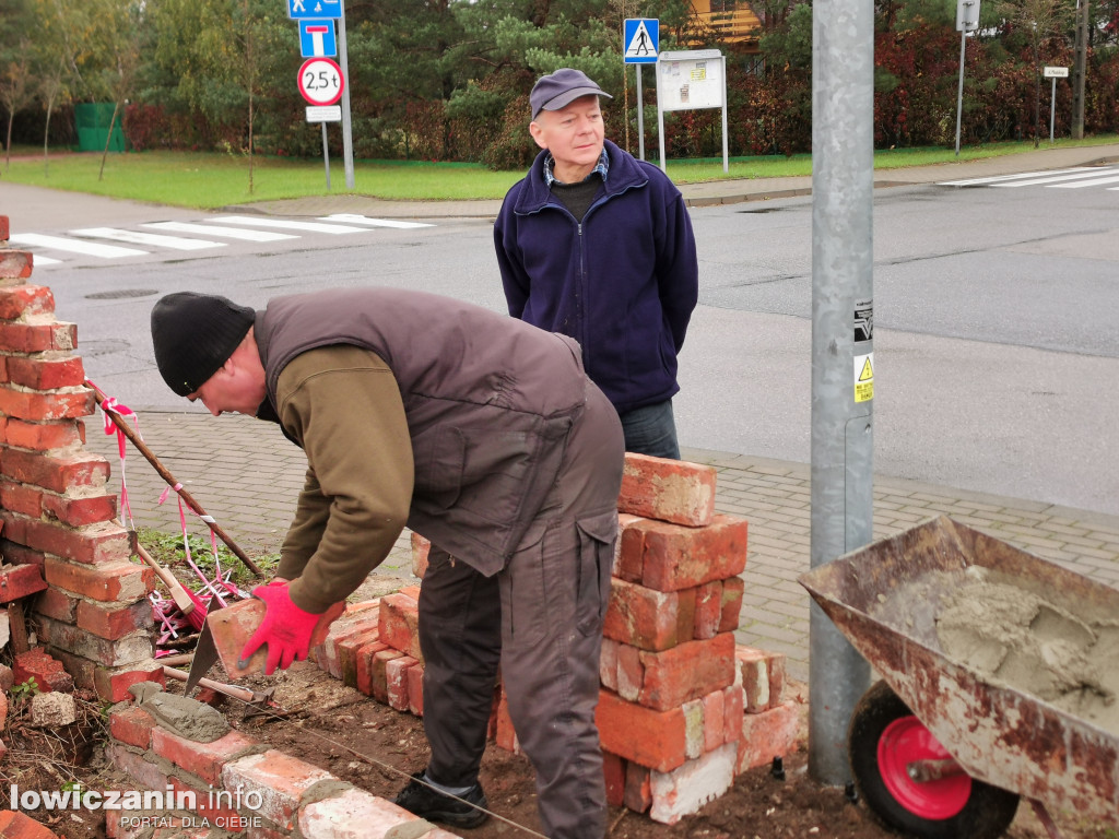 Strykowscy parafianie odbudowują mur cmentarny