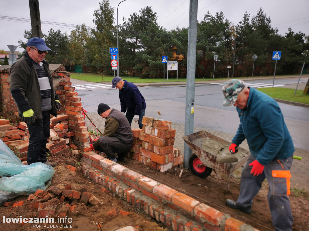 Strykowscy parafianie odbudowują mur cmentarny