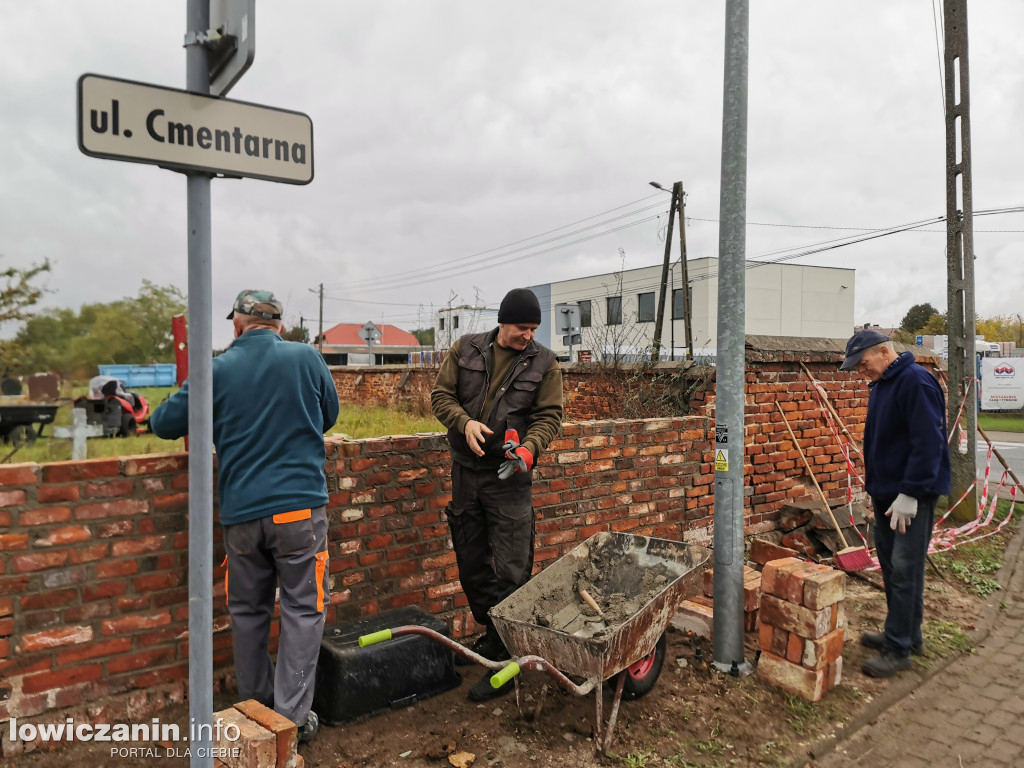 Strykowscy parafianie odbudowują mur cmentarny