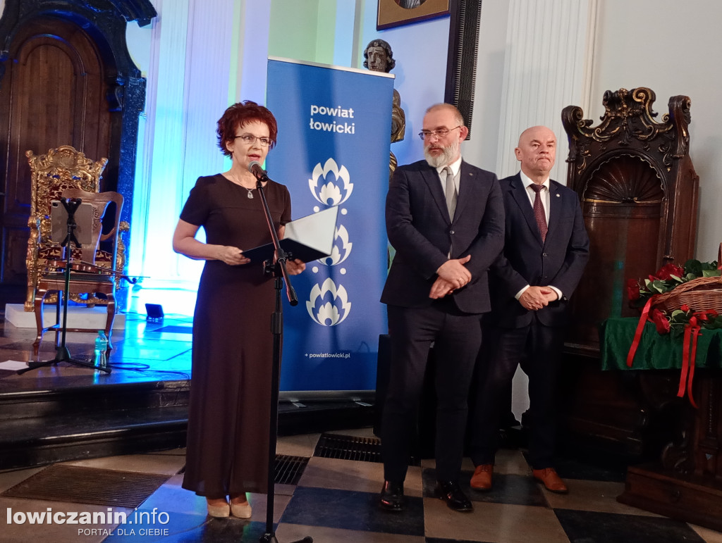 Powiat nagrodził dyrektorów i nauczycieli