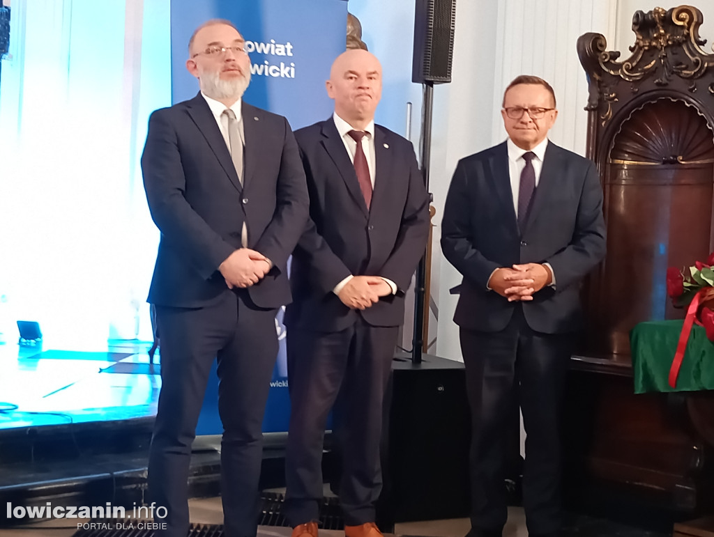 Powiat nagrodził dyrektorów i nauczycieli
