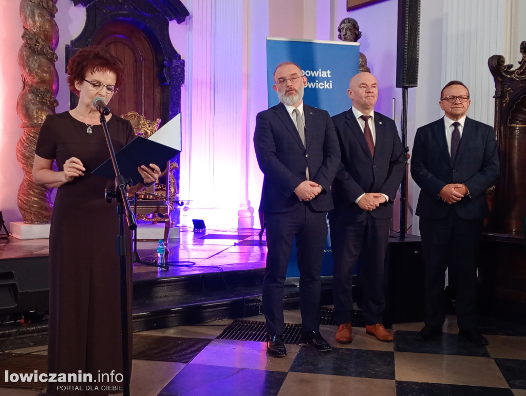 Powiat nagrodził dyrektorów i nauczycieli