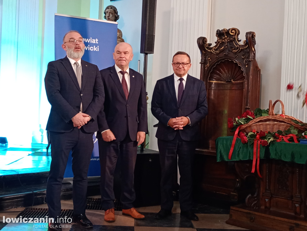 Powiat nagrodził dyrektorów i nauczycieli