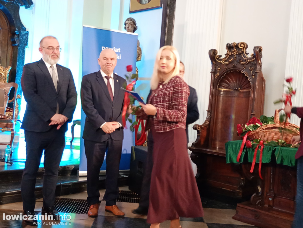 Powiat nagrodził dyrektorów i nauczycieli