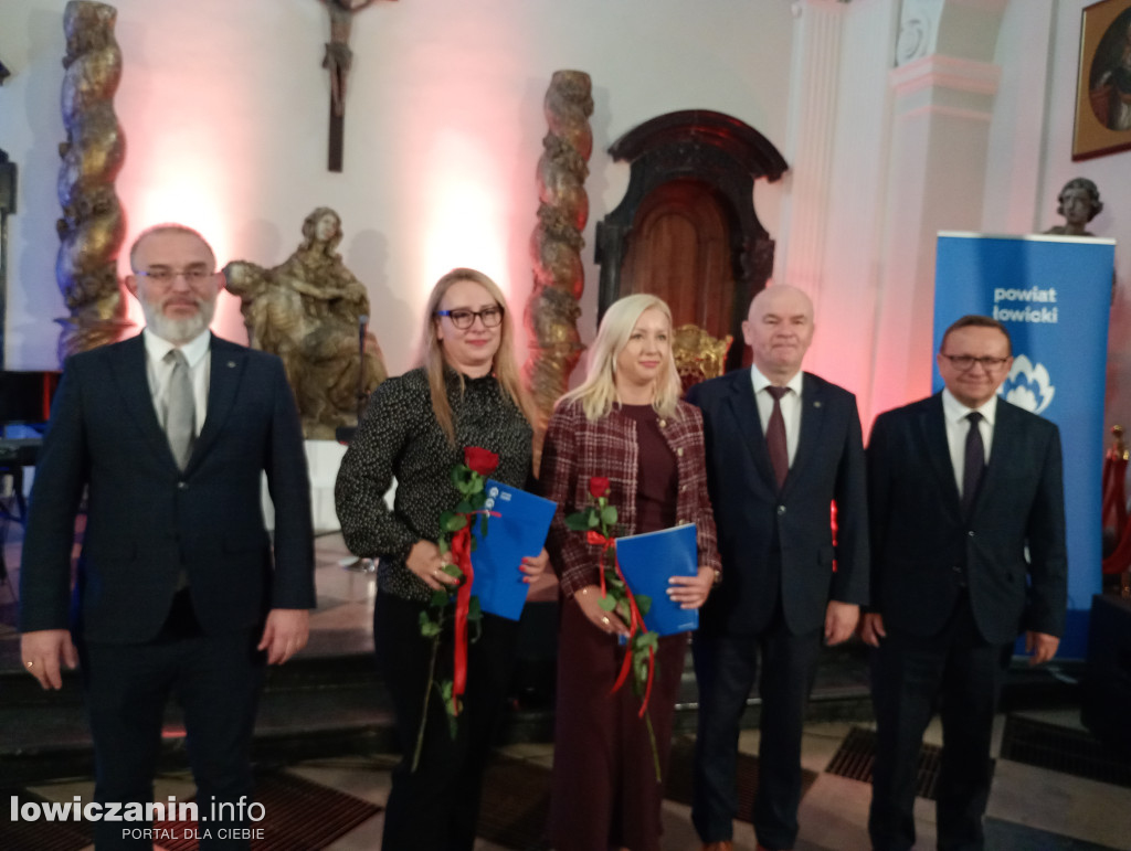 Powiat nagrodził dyrektorów i nauczycieli