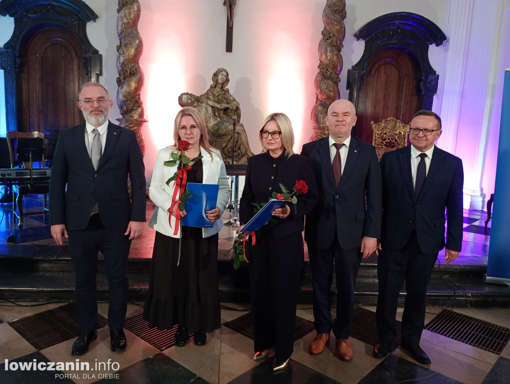 Powiat nagrodził dyrektorów i nauczycieli