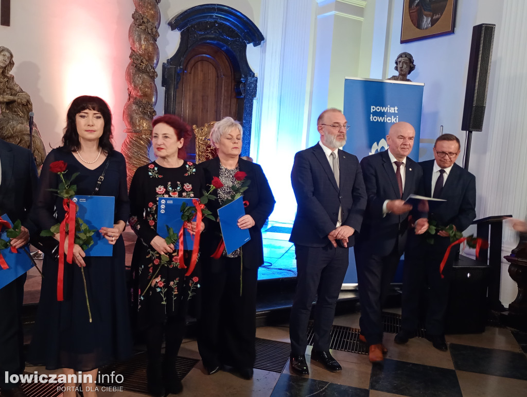 Powiat nagrodził dyrektorów i nauczycieli