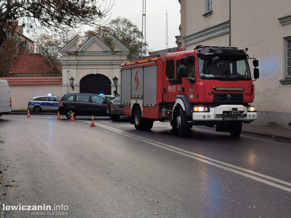 Zderzenie dwóch samochodów na ul. Mostowej