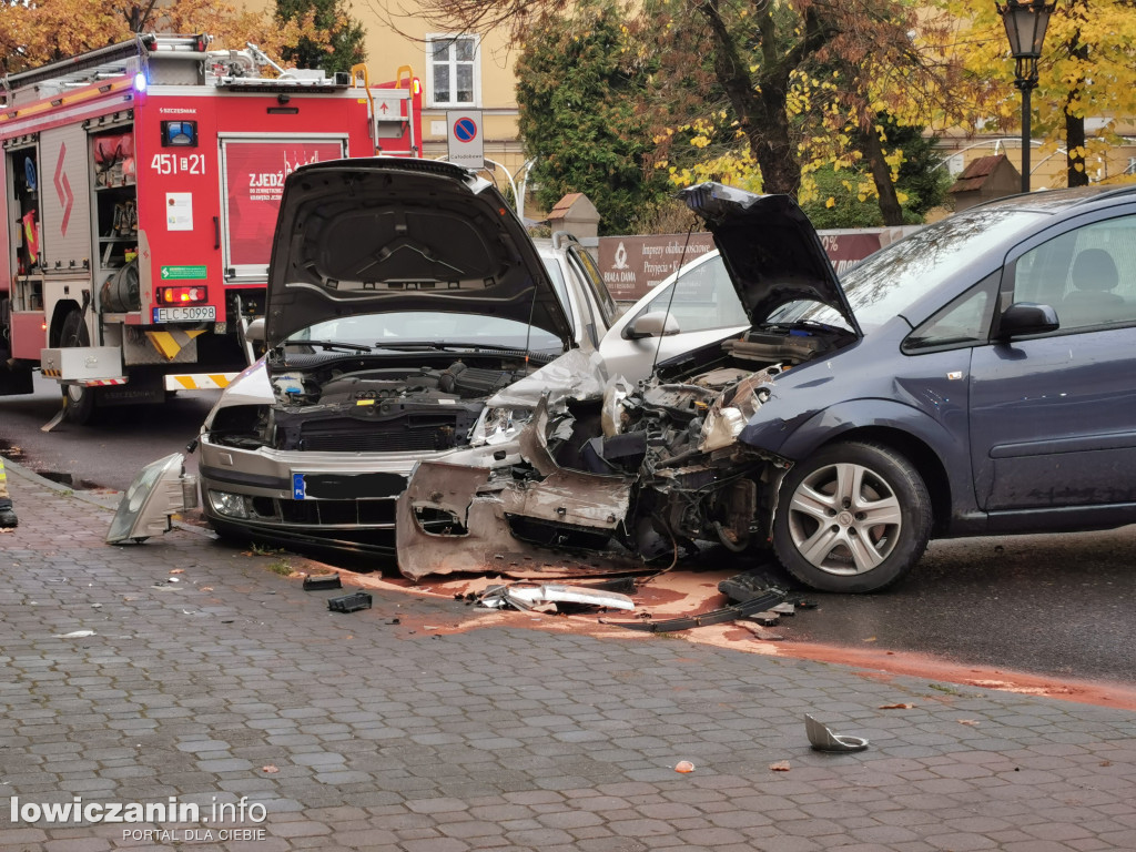 Zderzenie dwóch samochodów na ul. Mostowej