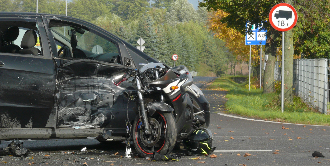 Wypadek w Kompinie. Poszkodowany motocyklista