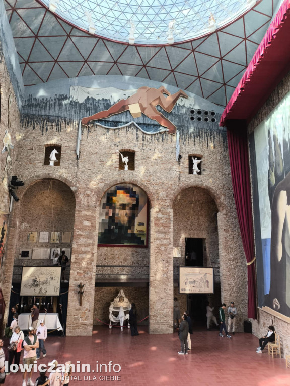 Uczniowie I LO w Łowiczu zwiedzili Francję i Hiszpanię