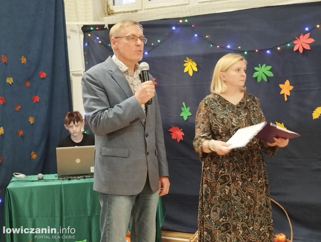 Łowicz. Bal Jesiennych Liści w SP 4